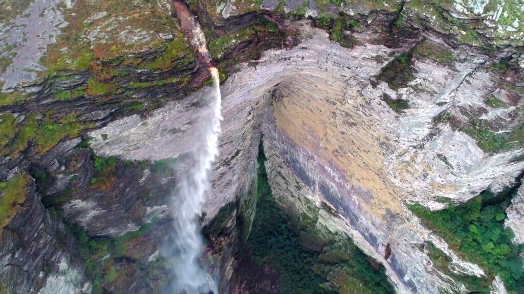 O passeio para a Cachoeira da Fumaça é considerado de nível de esforço elevado