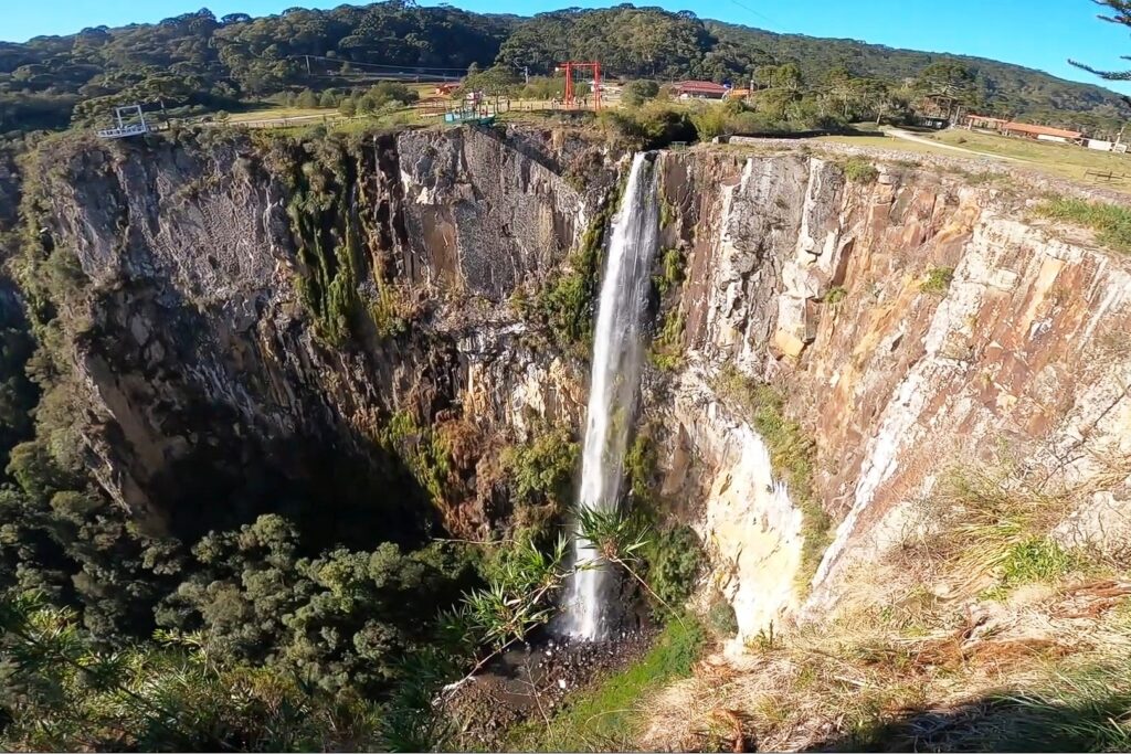 A Cachoeira do Avencal é famosa por sua beleza e fácil acesso