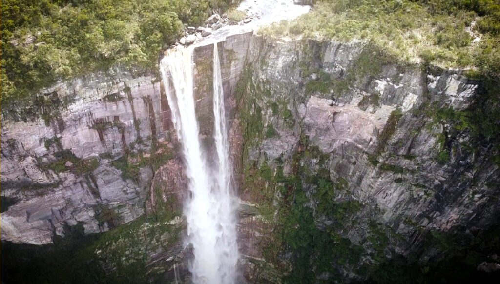 Cachoeira do El Dorado, com 353 metros de altura, é a maior do Brasil