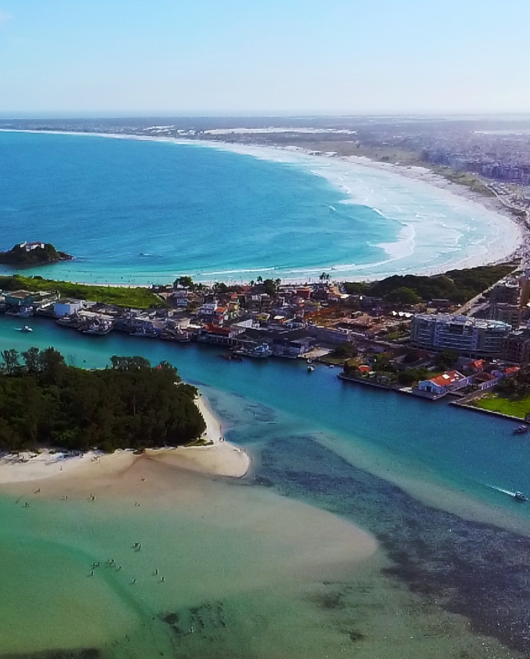 Vista aérea da ilha do japonês, praia do forte e forte são mateus.