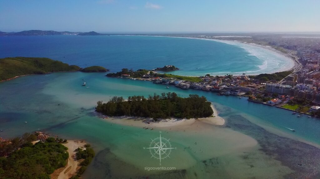 Foto aérea Ilha do Japonês com Praia do Forte e Forte São João ao fundo