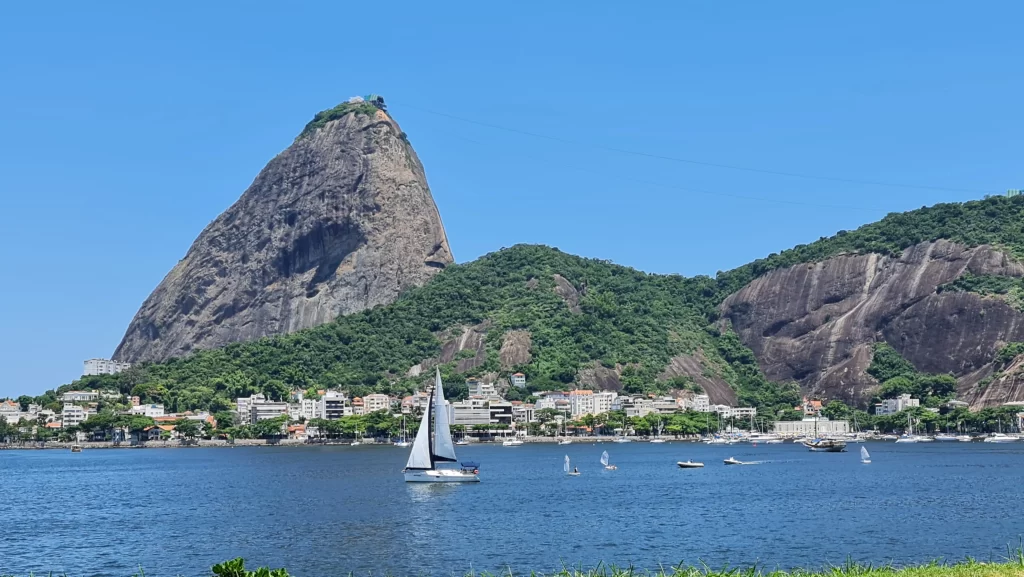 Imagem da Enseada de Botafogo com o Pão de Açúcar ao fundo e o bairro da Urca abaixo.