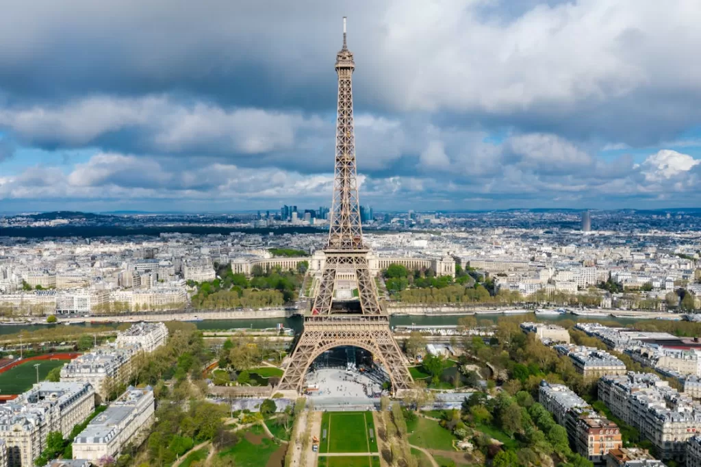 Imagem aérea da Torre Eiffel