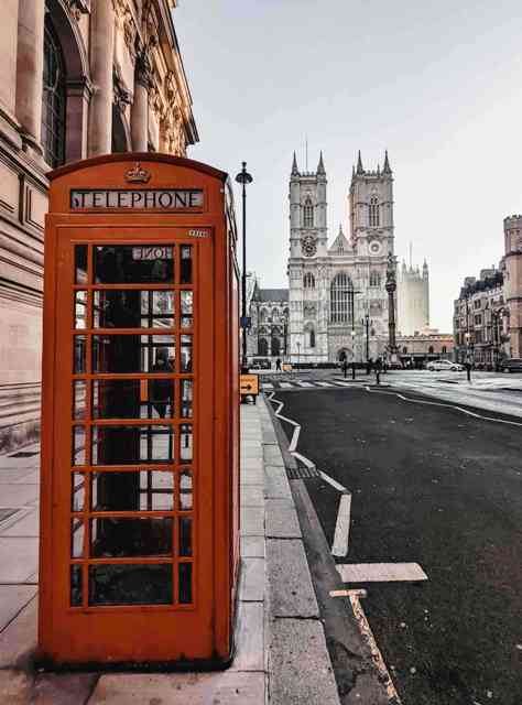 Vista da Cabine Telefonica Vermelha e da Abadia de Westminster em Londres