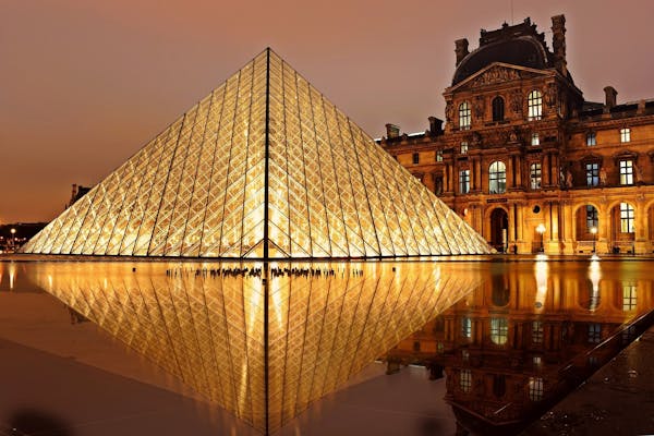 Foto do Museu do Louvre a noite